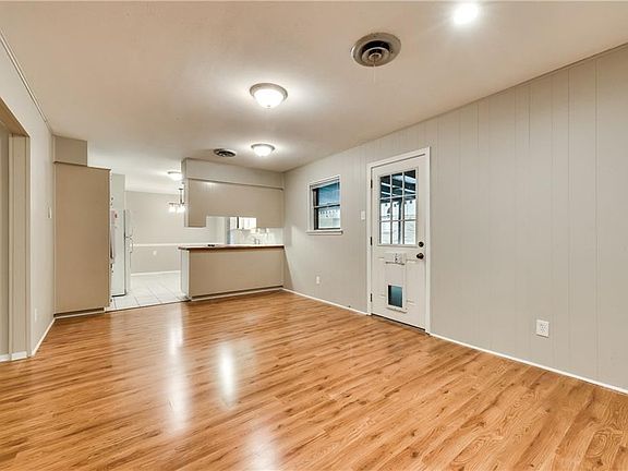 3rd image of 942 Joslin St