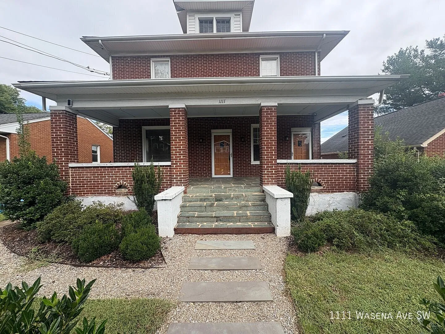 2 Bedroom | 1 Bath | Spacious Living Area | Central Air — Photo 1