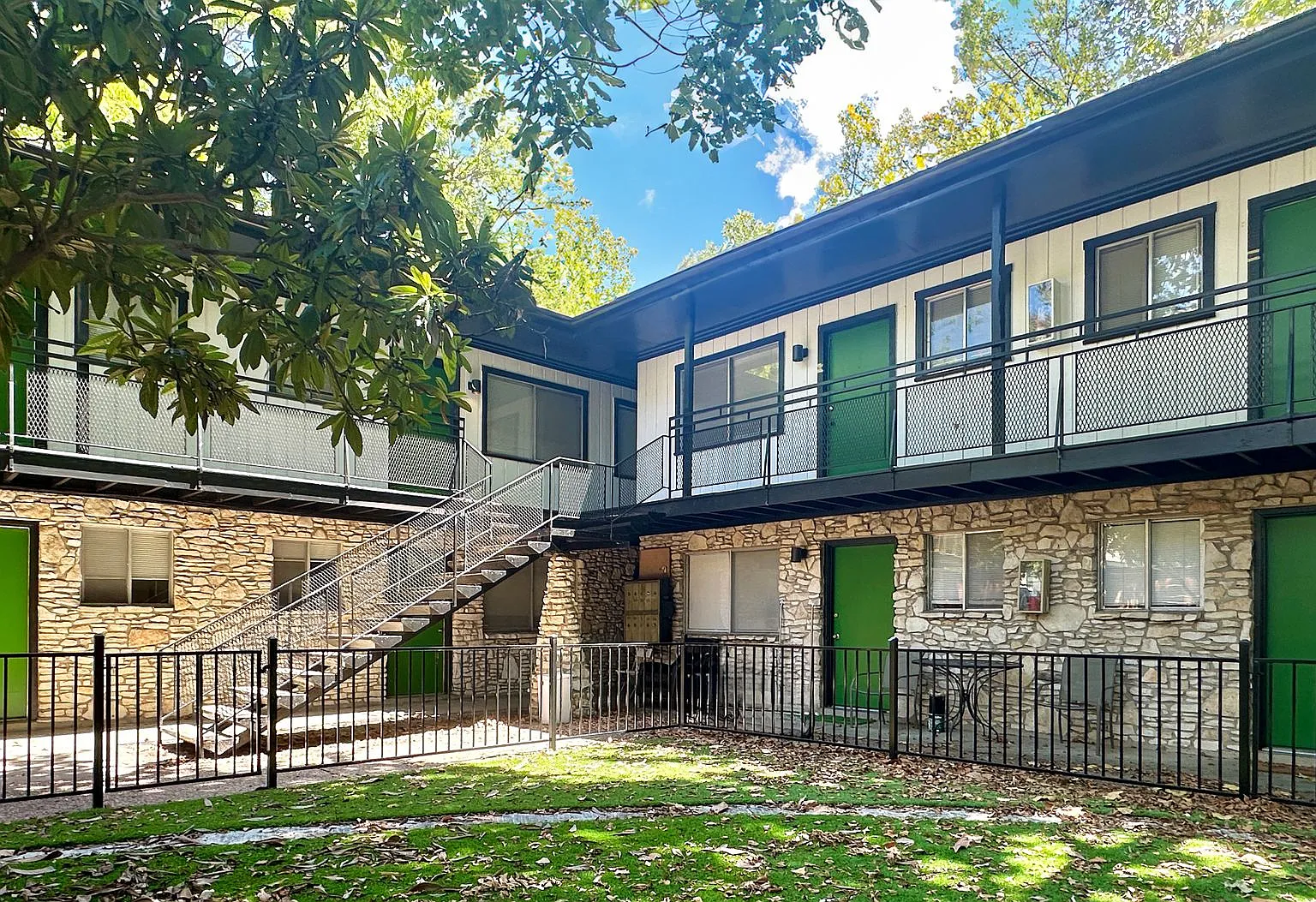 1 Bed 1 Bath Apartment - Steps from Campus!! — Photo 1