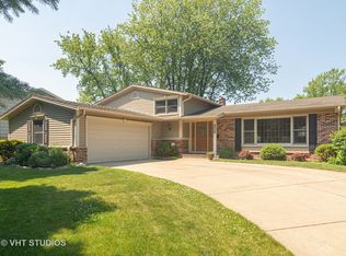 306 W Kingsbury Dr, Arlington Heights, IL 60004