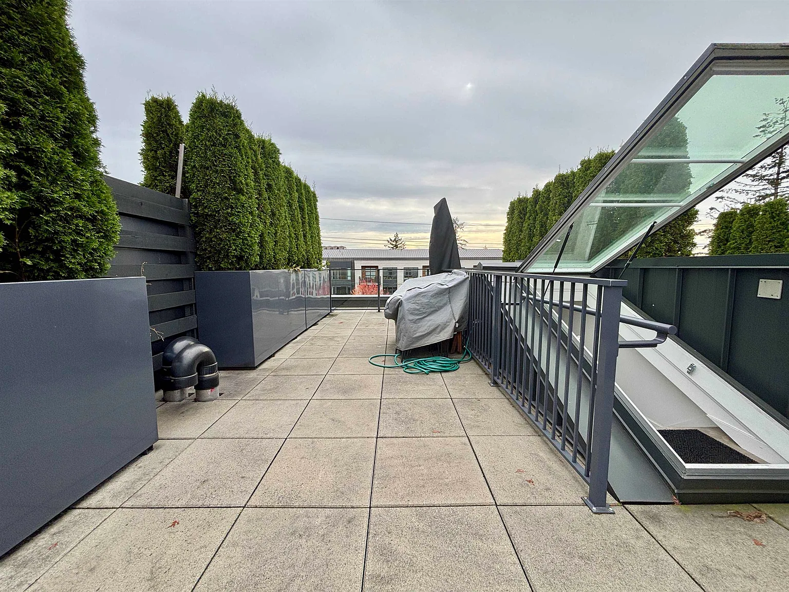 2 bed, 900 sqft, $3,900 — Photo 2