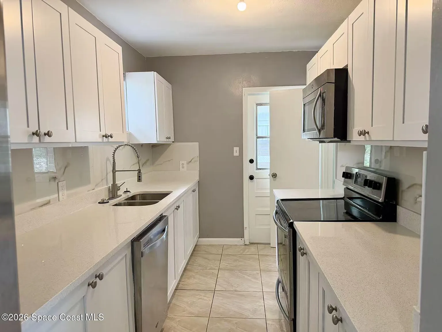 3 bed, 936 sqft, $1,700 — Photo 3