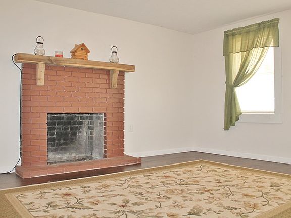 3rd image of 516 N Railroad Ave