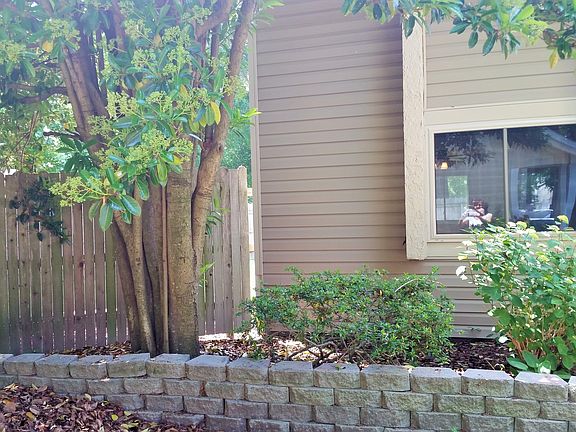 2nd image of 916 Thornhill Pl