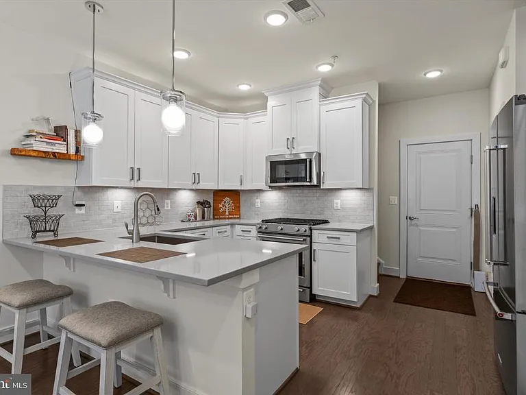 813 Rockwell Ave — Photo 6