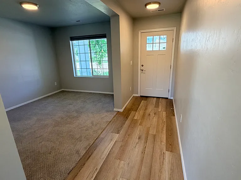 659 W Wolf Willow — Photo 2
