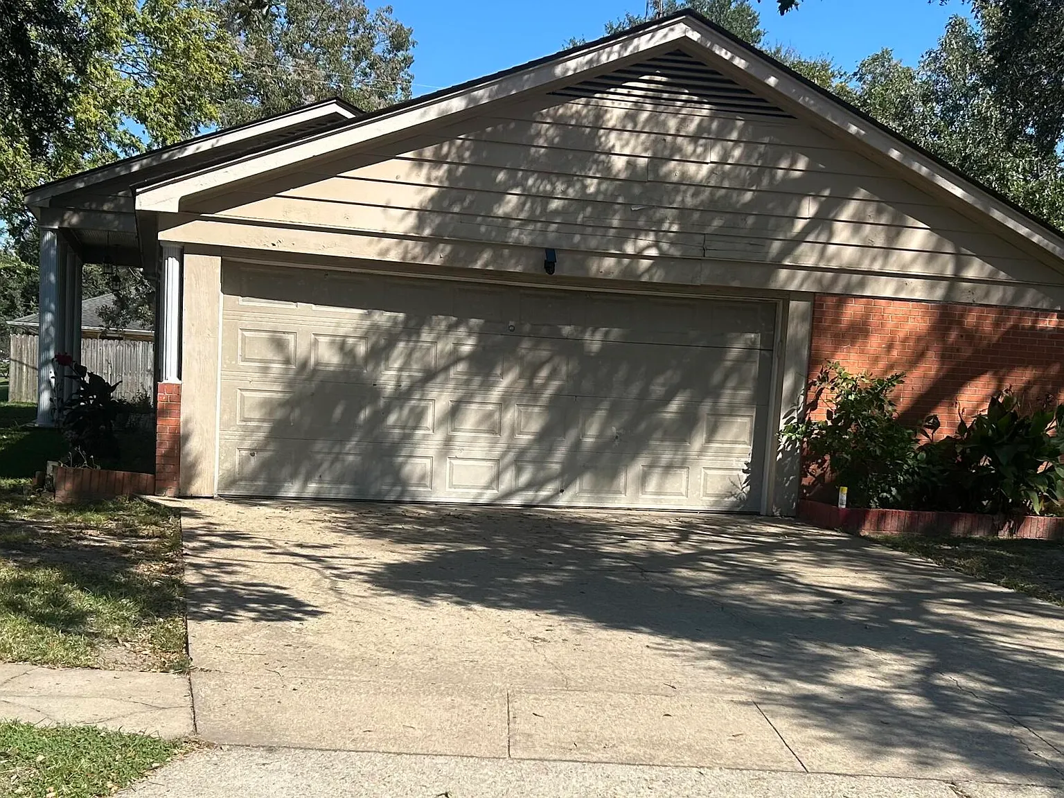 4 bed, 2400 sqft, $1,600 — Photo 3