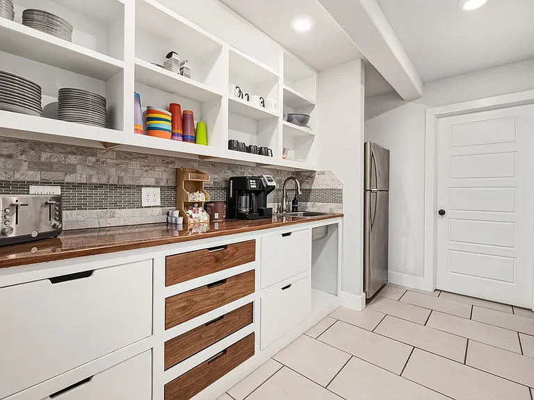 Almand Dr — Photo 11