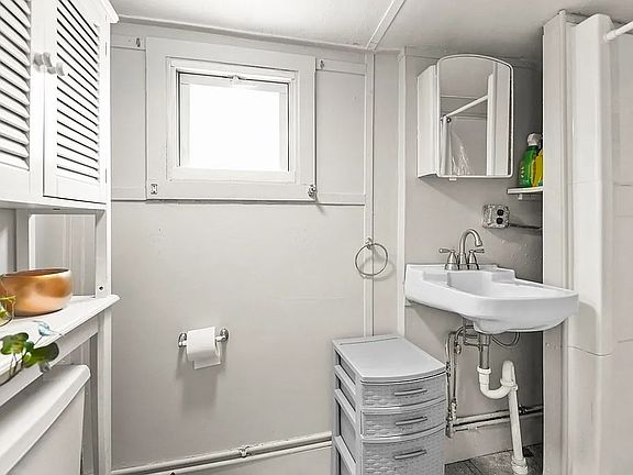 2nd image of 22-24 Edgemere Blvd #1