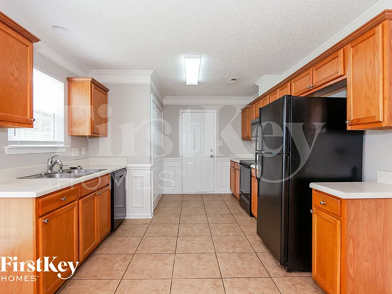 2422 Fairstone Ave — Photo 5