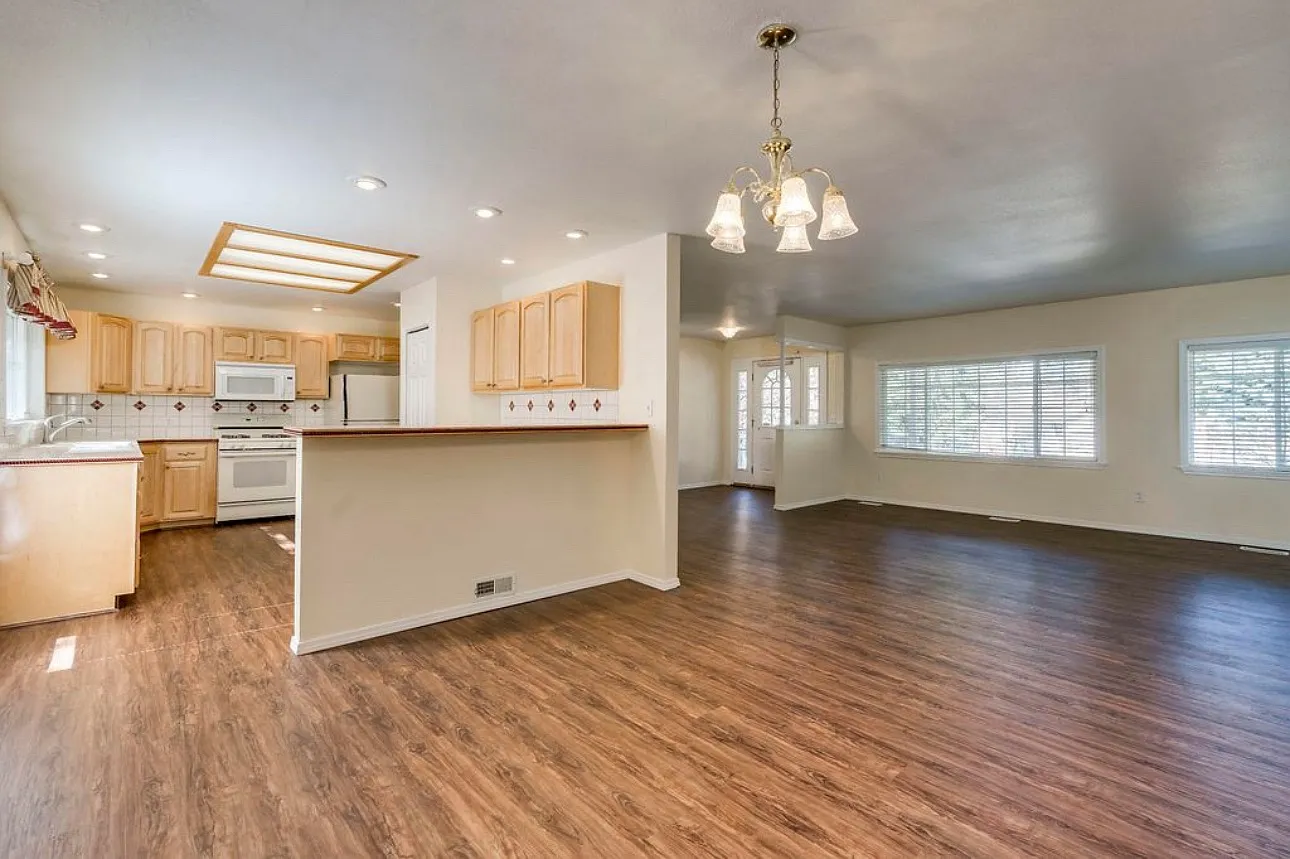 5 bed, 3.5 bath, 2823 sqft, $4,200 — Photo 4