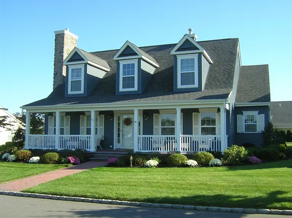 25 Golden Spruce Dr, Calverton, NY 11933