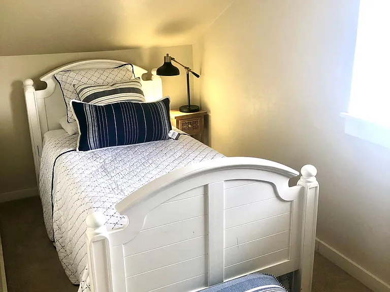 Twin bed with all new linens in cozy 2nd bedroom nook!