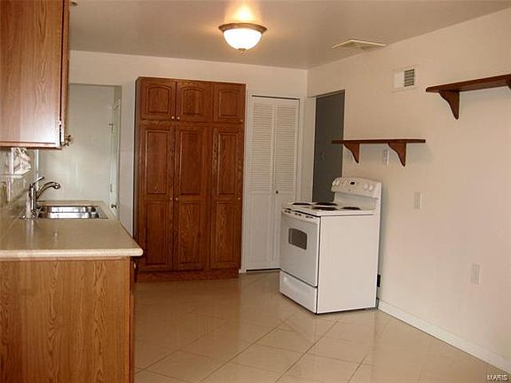 3rd image of 10519 Roscommon Dr