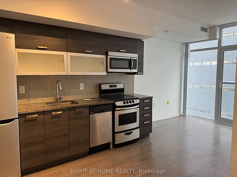 36 Lisgar St #Penthouse 01 — Photo 2