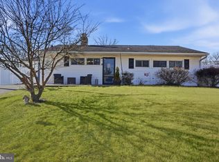 5 Thimbleberry Ln, Levittown, PA 19054