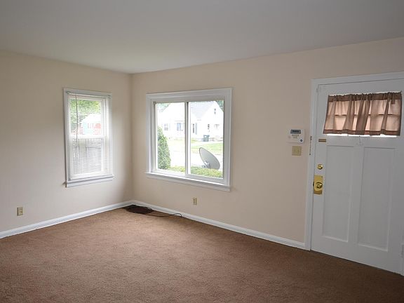 4th image of 1055 Roosevelt Ave