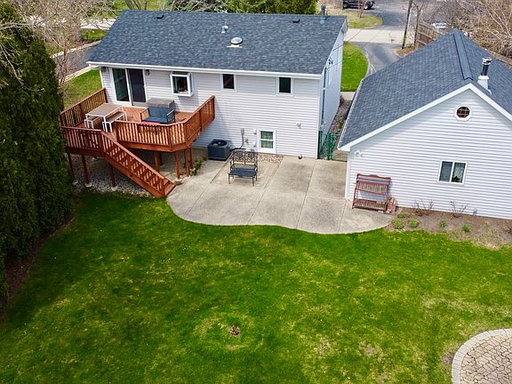 3rd image of 904 W Woodland Rd