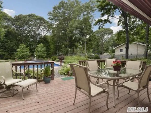 6 Mid Pl, Bohemia, NY 11716
