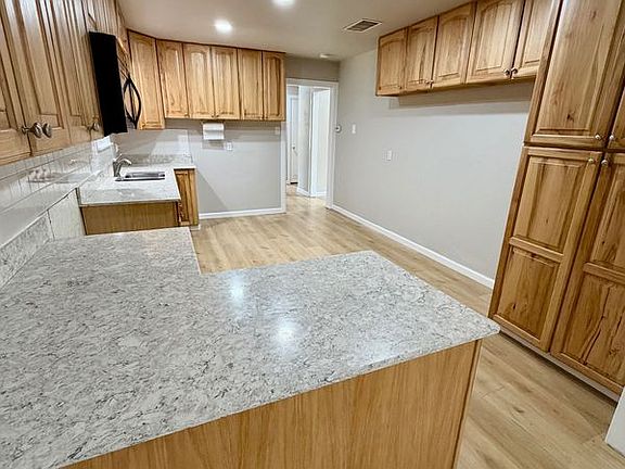 4th image of 519 E 56th St
