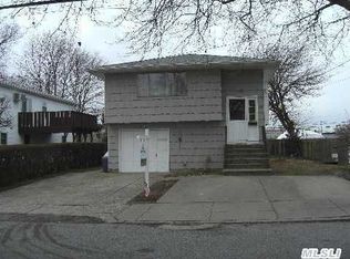 582 S 8th St, Lindenhurst, NY 11757