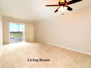 725 W Huntington Commons Rd APT 101, Mount Prospect, IL 60056