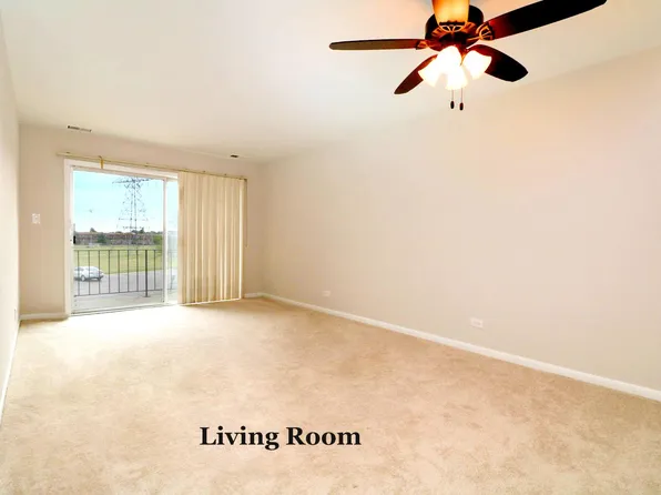 725 W Huntington Commons Rd APT 109, Mount Prospect, IL 60056
