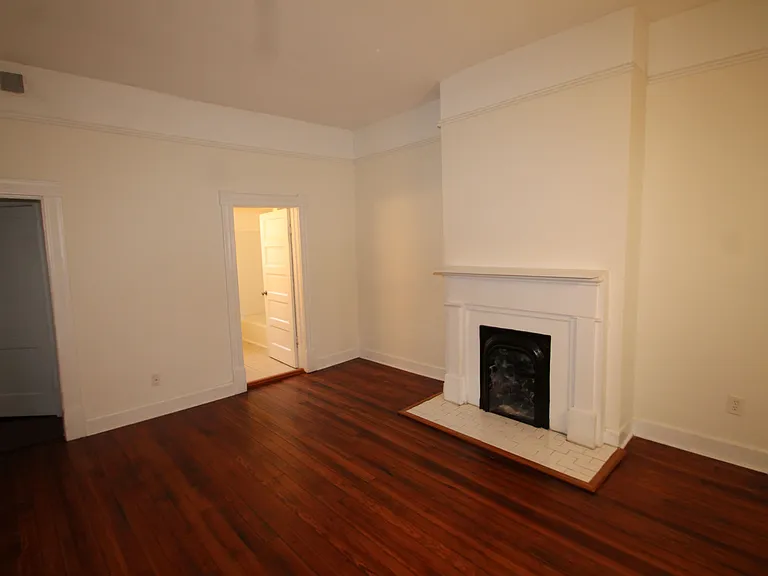 122 W Waldburg St #2 — Photo 3