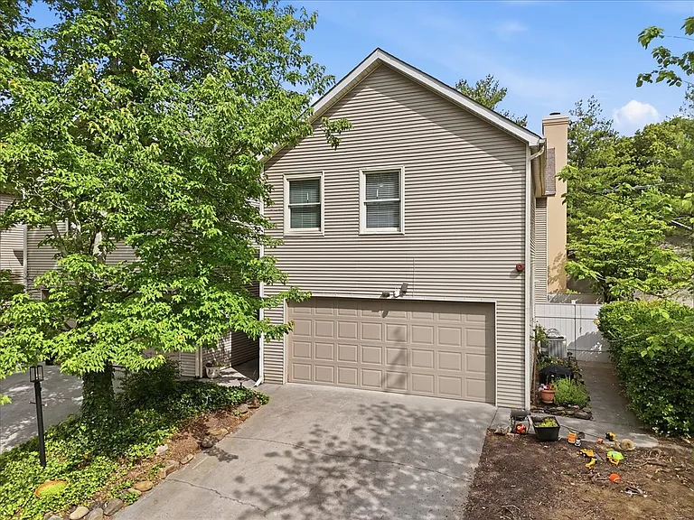 8611 Old Carriage Ct — Photo 35