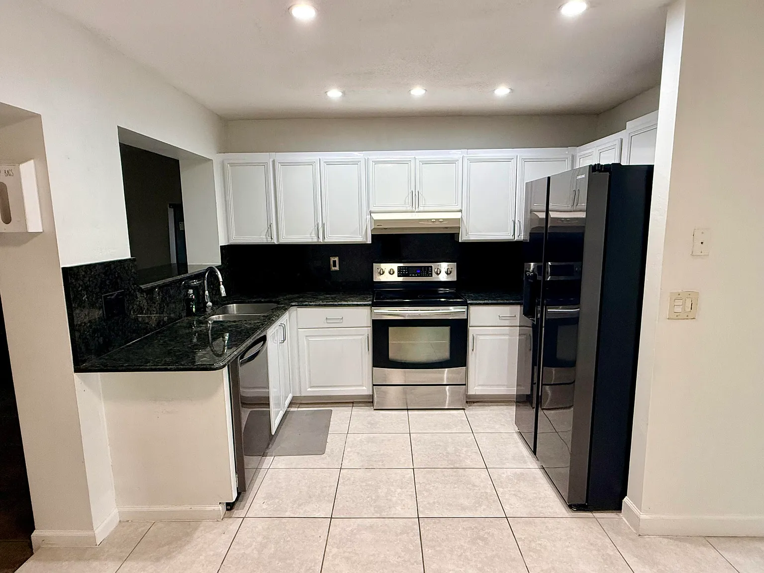 3 bed, 2.0 bath, 1912 sqft, $3,100 — Photo 2