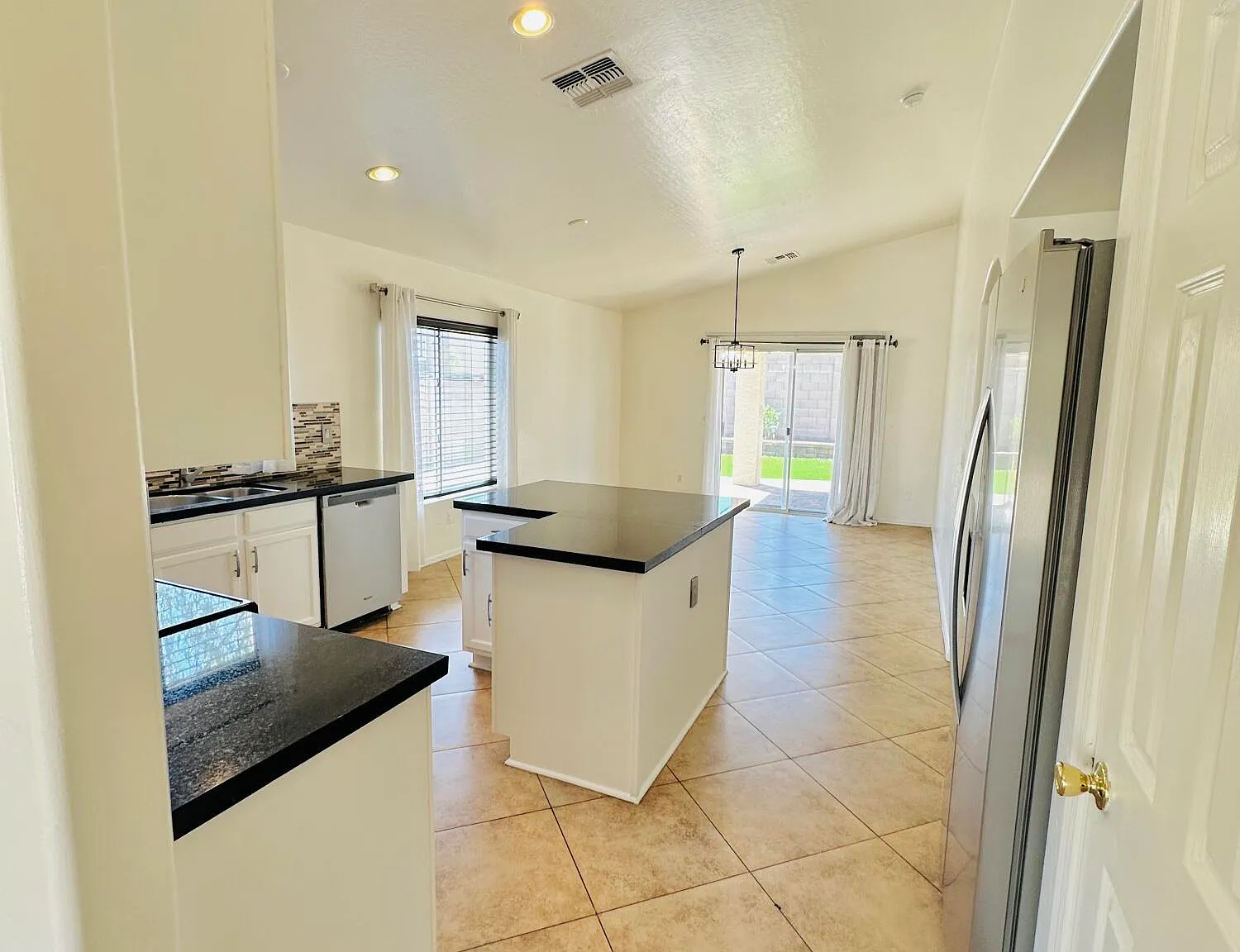 3 bed, 1238 sqft, $1,900 — Photo 4