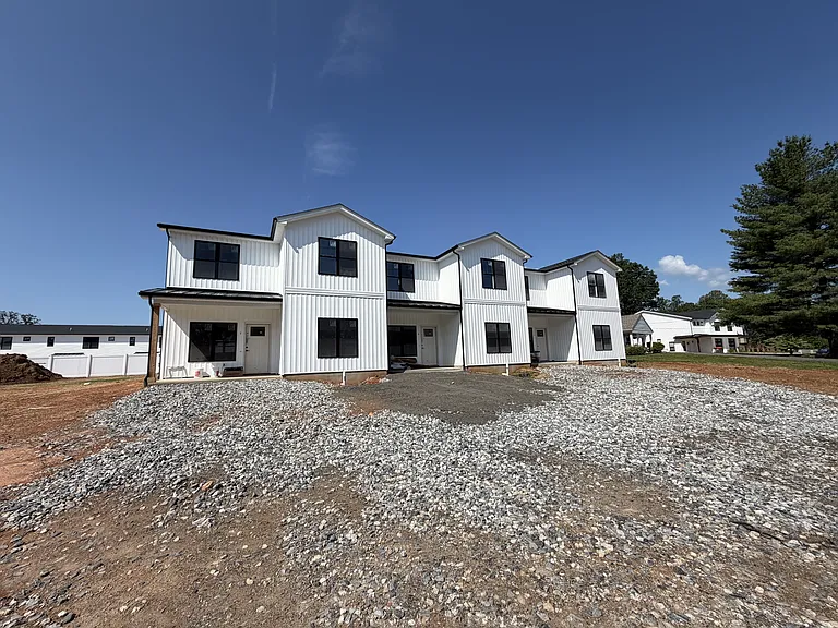 118 Beechwood Dr #B — Photo 2