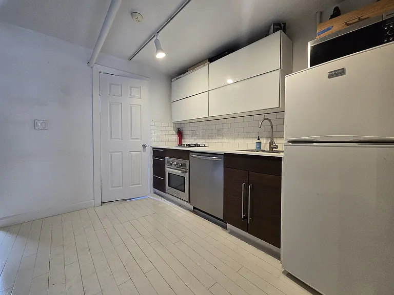 222 Lafayette St #4 — Photo 3