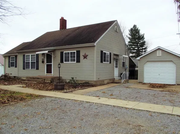 814 N Pear St, Mount Carmel, IL 62863