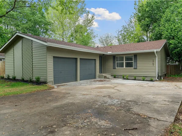 2757 N Villa Blvd, Fayetteville, AR 72703