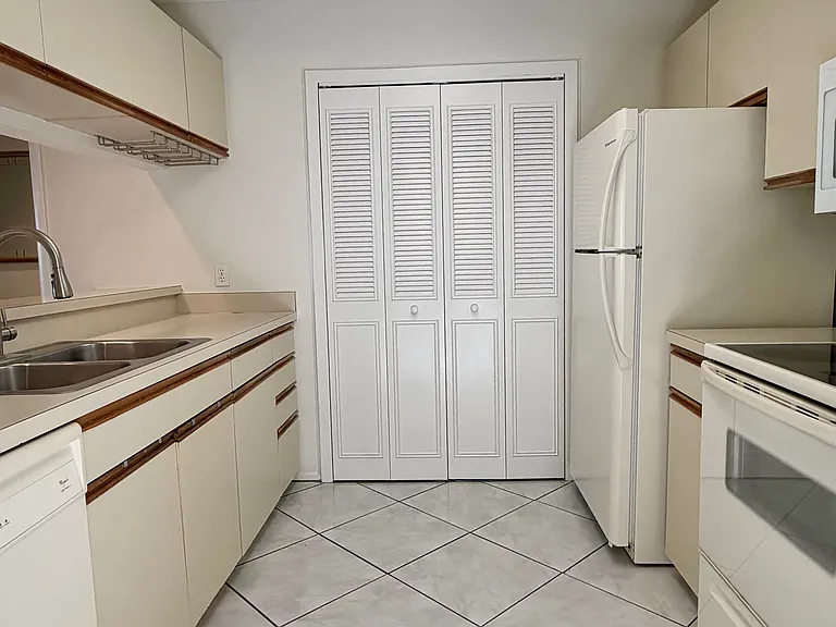 Kitchen w/ pantry!