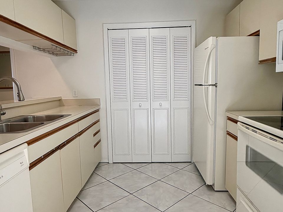 Kitchen w/ pantry!
