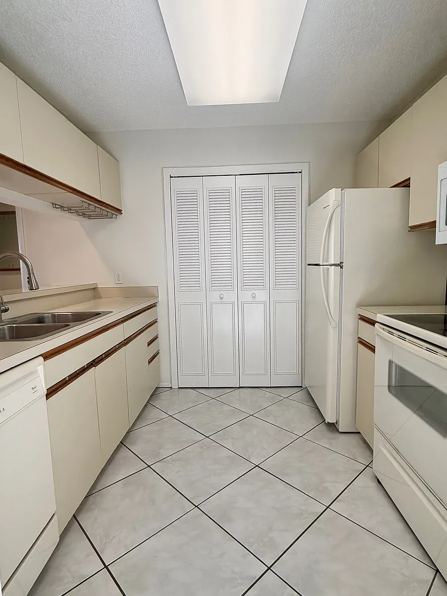 Kitchen w/ pantry! - 43 Plantation Dr #106