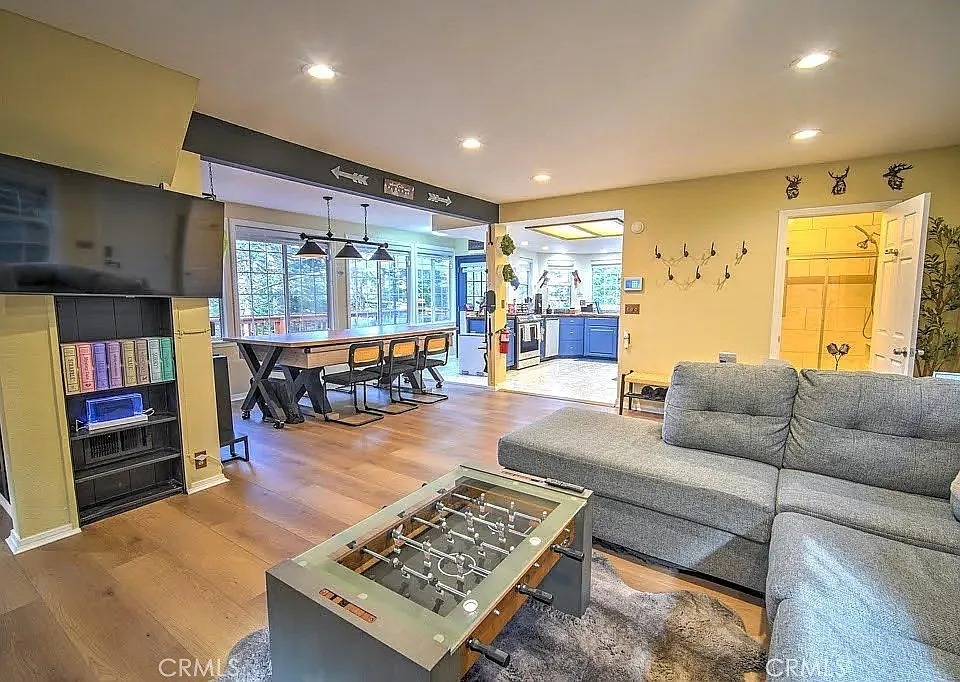 582 Rose Ln