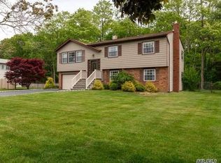 19 Sparrow Dr, Coram, NY 11727