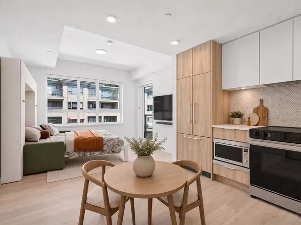 1616 Lloyd Ave #312, North Vancouver, BC V7P 1P9