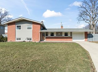 457 N Comfort Ln, Palatine, IL 60067