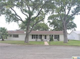612 W Thomas St, Cuero, TX 77954