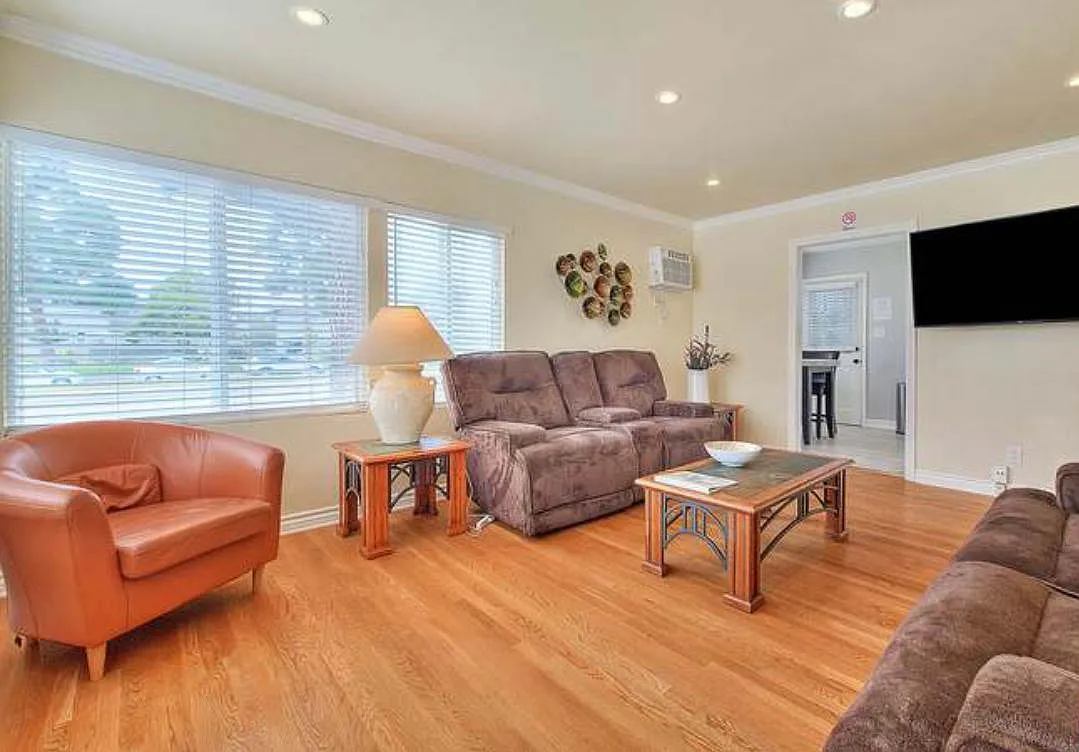 9328 Crenshaw Blvd — Photo 3