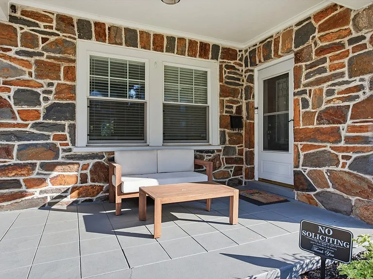 124 Price St — Photo 2