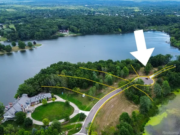 5 Lakeshore Dr E, Goodrich, MI 48438