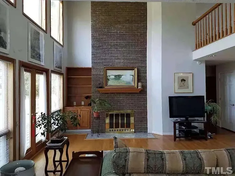 1010 Kingsway Dr — Photo 10