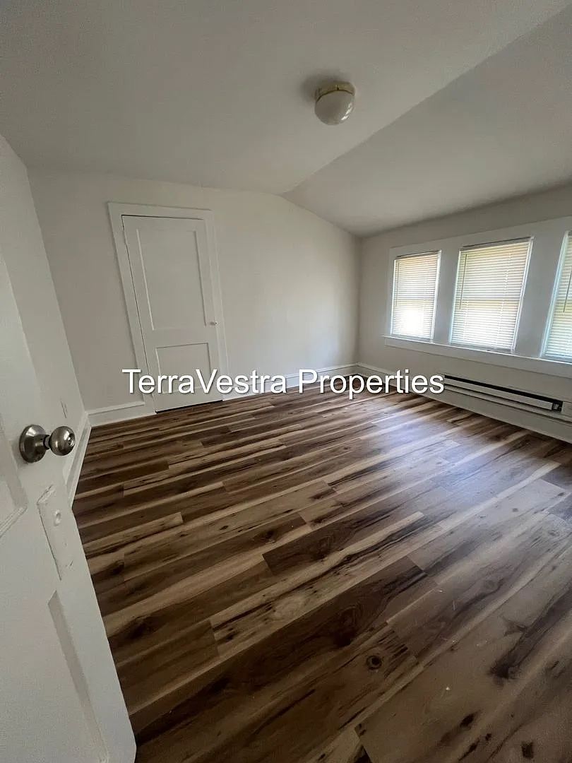 424 W Broad Street — Photo 3