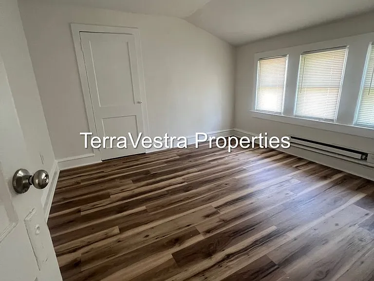 424 W Broad St — Photo 3