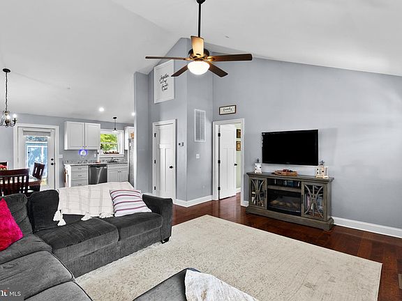 5th image of 102 Barnes Ct